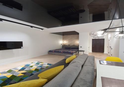 un soggiorno con un divano e un letto di New Lux apartment 2022 a Charkiv
