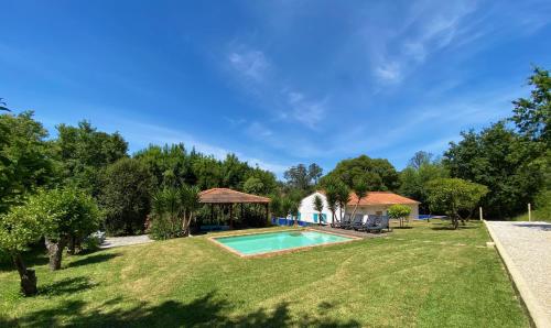 un cortile con piscina e gazebo di Vale da Silva Villas - Homes ad Albergaria-a-Velha