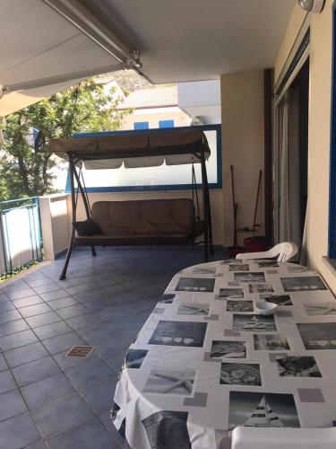 a room with a bed and a tiled floor at Residenza Le Spiagge in Sperlonga