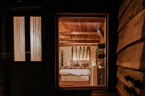 a bedroom with a bed and a window at DURMIENDO ENTRE ARBOLES, Bonita cabaña en La Rioja in Anguciana