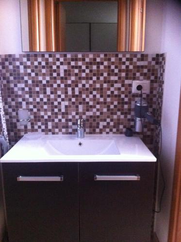 a bathroom with a sink and a mirror at Casa Malù in Pula