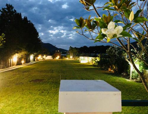 Сад в Luxury 6BR Villa, Garden Oasis, near Schinia Beach