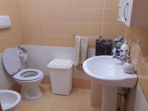 een badkamer met een toilet en een wastafel bij Residence Rosa in Margherita di Savoia