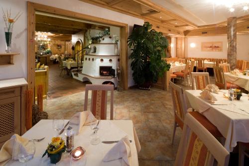 En restaurant eller et andet spisested på Hotel Gasthof Obermair