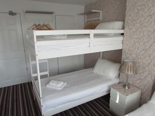 Двох'ярусне ліжко або двоярусні ліжка в номері Manor Grove