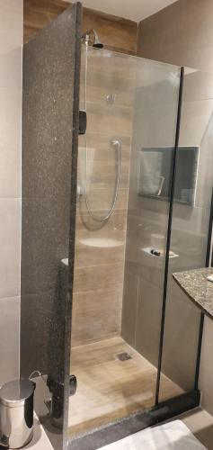 y baño con ducha y puerta de cristal. en Casa Del Mar, en Río de Janeiro