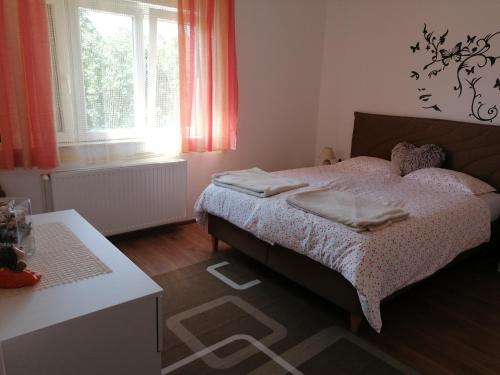 una camera con letto, tavolo e finestra di Fani a Fiume (Rijeka)
