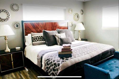 a bedroom with a large bed and two lamps at CYC Lounge with Guest House in San Antonio