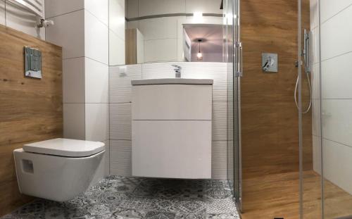 łazienka z toaletą i prysznicem w obiekcie Apartament Bliżej Morza w Kołobrzegu