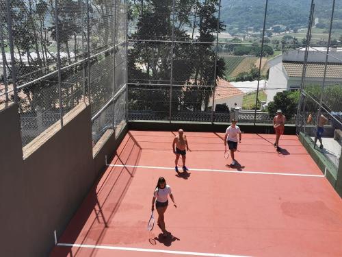Tennis och/eller squashbanor vid eller i närheten av Casaemy