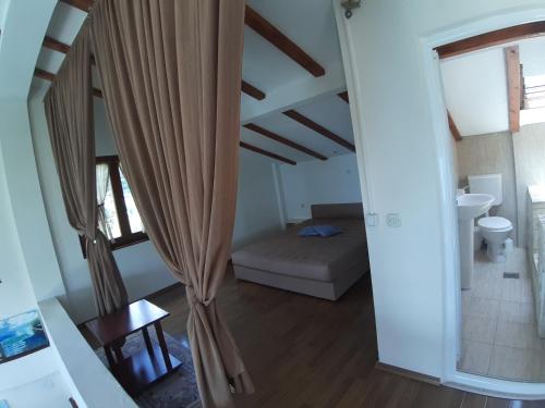 a small room with a bed and a bathroom at Villa Elen Kamen in Struga