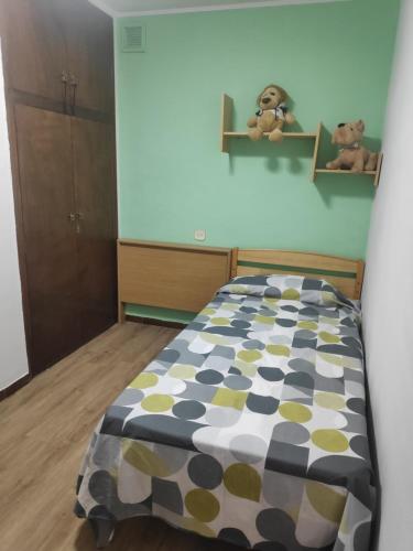 ein Schlafzimmer mit einem Bett und zwei Teddybären auf Regalen in der Unterkunft Ca Victor in Arnés