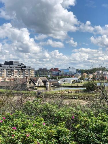 a view of a city with buildings and flowers at Bleu Salé - F2 Courseulles avec balcon in Courseulles-sur-Mer