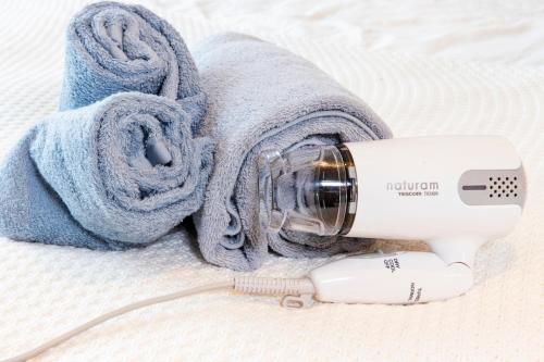 a hair dryer and a hair dryer with a towel at HARMONIA東京渋谷 shibuya in Tokyo