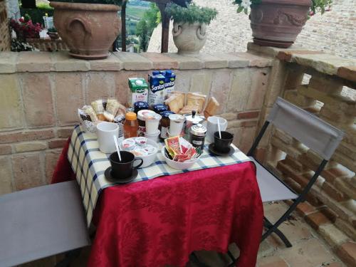Ein Restaurant oder anderes Speiselokal in der Unterkunft La Casetta del Muratore 