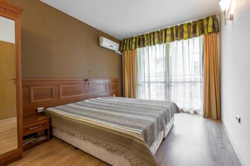 a bedroom with a large bed and a window at Avalon appartament da Lary in Sunny Beach