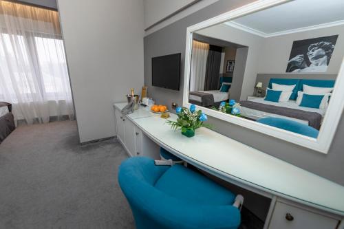 Hotel Dumbravaにあるテレビまたはエンターテインメントセンター
