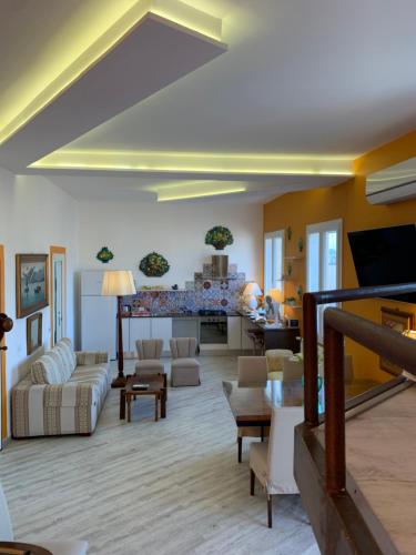 La Maison del Sole في باليرمو: غرفة معيشة مع أريكة وطاولة