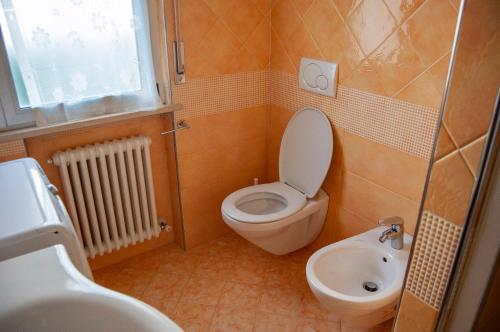 アルバ・アドリアティカにあるAppartamenti Coralloの小さなバスルーム(トイレ、シンク付)