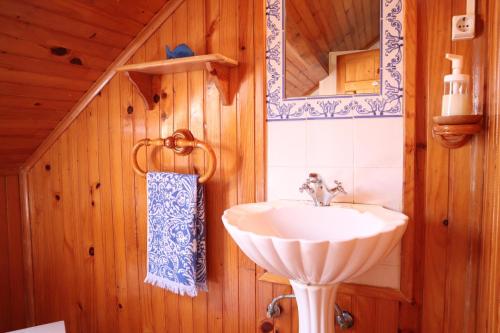 a bathroom with a sink and a mirror at Pensão José das Hortas in Costa Nova