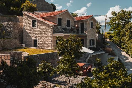 Casa de piedra con vistas a la calle en Apartments Dončić, en Kotor