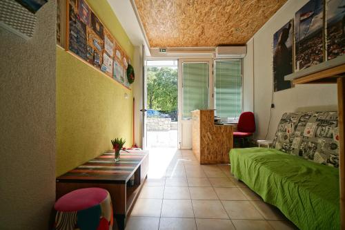 - une chambre avec un lit et une table dans l'établissement Oasis hostel, à Split