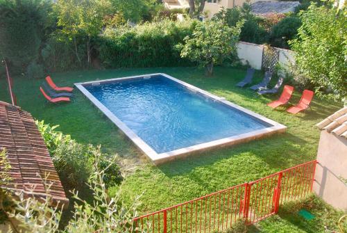 Vue sur la piscine de l'établissement Les Volets Bleus Provence ou sur une piscine à proximité