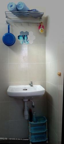 a bathroom with a white sink in a room at Rest n Splash by Home Stay Cikgu D'Inapan Kijang in Alor Setar