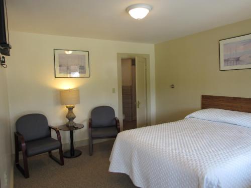 Una cama o camas en una habitación de Acadia Gateway Motel