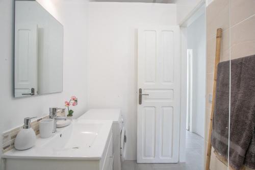 沃克蘭的住宿－Douceur Créole - 5 min pointe Faula，白色的浴室设有水槽和镜子