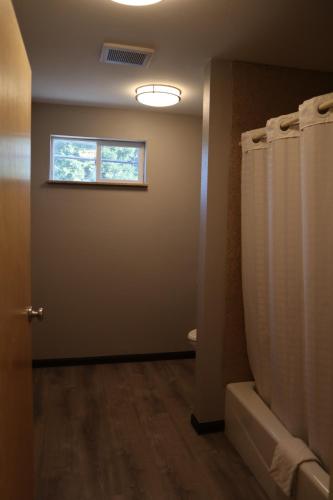 Ein Badezimmer in der Unterkunft Express Inn & Suites Eugene