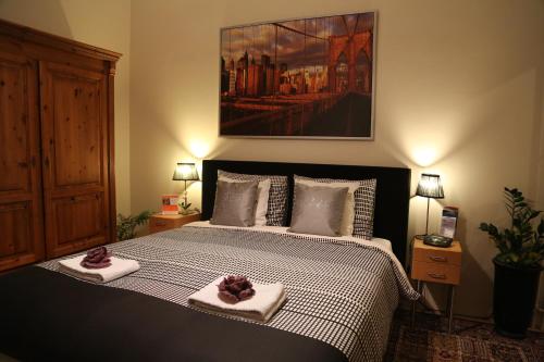 a bedroom with a bed with two towels on it at Antonius Bed and Breakfast in Arnhem