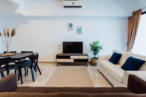 TV a/nebo společenská místnost v ubytování Cozy Homestay with WiFi @Encorp Strand Mall @Alpha IVF