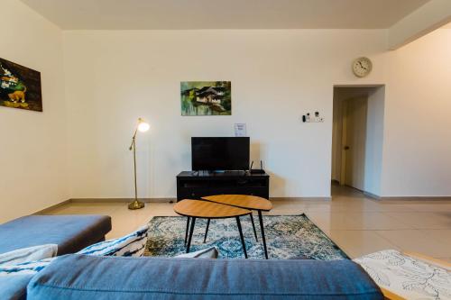 TV a/nebo společenská místnost v ubytování Cozy Homestay with WiFi @Encorp Strand Mall @Alpha IVF