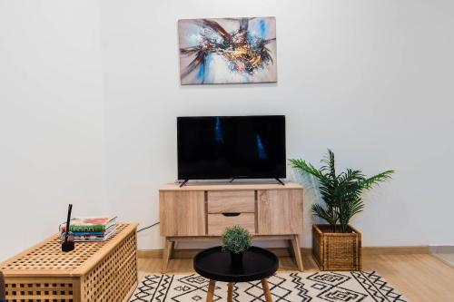 TV a/nebo společenská místnost v ubytování Cozy Homestay with WiFi @Encorp Strand Mall @Alpha IVF