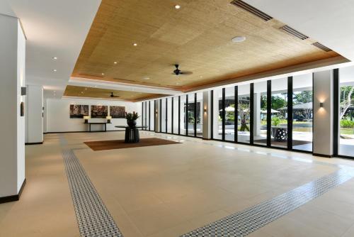a large lobby with large windows and a large floor to ceiling ceilingochourse at Seda Lio in El Nido