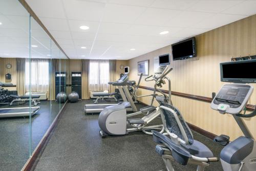 a gym with treadmills and exercise bikes in a room at Holiday Inn Express Hotel & Suites- Gadsden by IHG in Gadsden