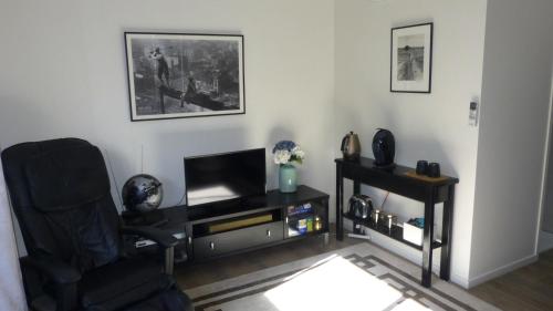 TV a/nebo společenská místnost v ubytování Modern Self Contained Apartment in Riverhead