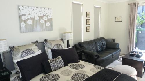 salon z kanapą, kanapą i krzesłem w obiekcie Modern Self Contained Apartment in Riverhead w mieście Riverhead
