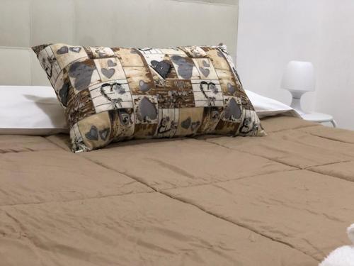 almohada sobre la cama en Al Porto, en Gaeta