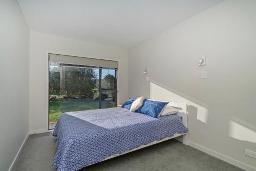 Ліжко або ліжка в номері Pauanui Hangar Retreat - Pauanui Holiday Home