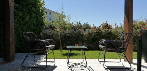 3 sedie e un tavolo su un patio di Vuvulà a Francavilla al Mare