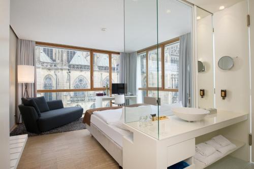 um quarto com uma cama, uma secretária e uma cadeira em Hotel Am Domplatz - Adult Only em Linz