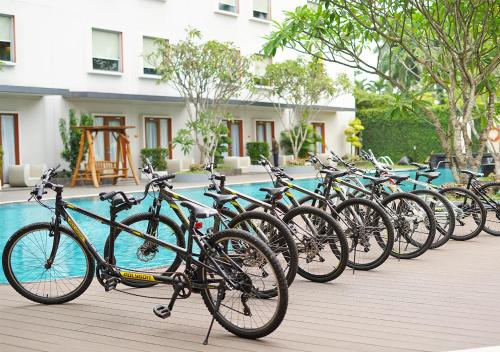 rząd rowerów zaparkowany obok basenu w obiekcie HARRIS Hotel Sentul City Bogor w mieście Bogor