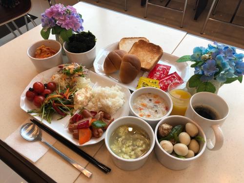 une table avec une assiette de nourriture et des bols de nourriture dans l'établissement Toyoko Inn Incheon Bupyeong, à Incheon