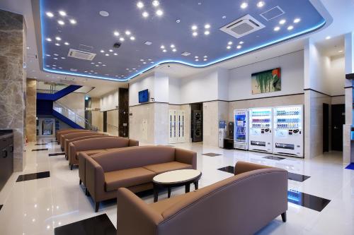 um lobby com uma fila de sofás numa loja em Toyoko Inn Incheon Bupyeong em Incheon