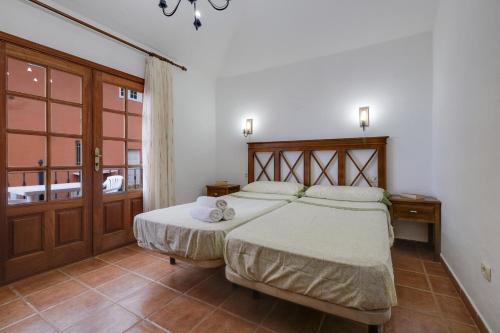 1 dormitorio con cama y ventana en Casa Carmen, en La Guancha