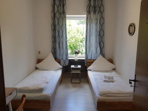 zwei Betten in einem Zimmer mit Fenster in der Unterkunft Landgasthaus Klosterhof in Fischbach