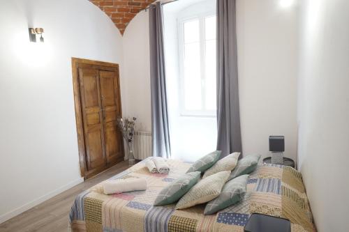 une chambre avec un lit avec des oreillers et une fenêtre dans l'établissement Appartement Gaudin, à Bastia