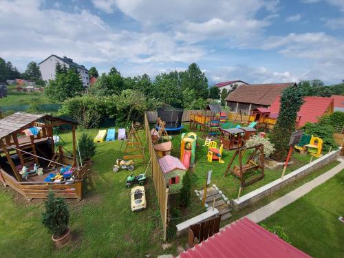 una vista aérea de un parque de juguetes con parque infantil en Chata Talia, en Liptovský Mikuláš